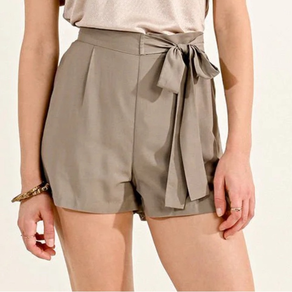NWOT! Molly Bracken Lightweight Stretch Khaki Shorts w/ Front Pockets Medium